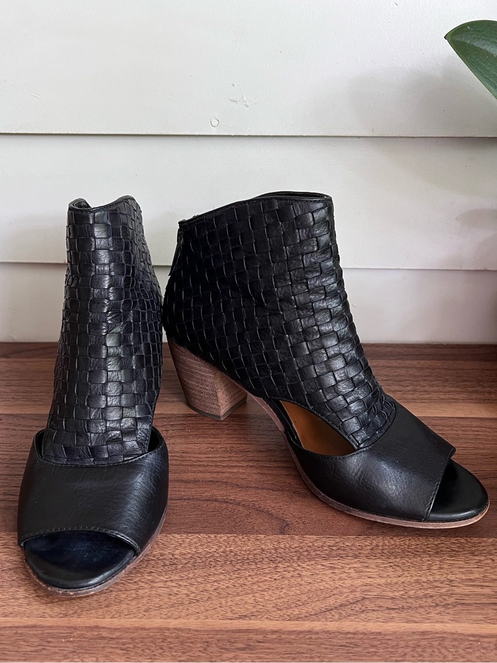 Patricia Nash Rosetta Black Woven Italian Leather Peep Toe Booties Sz 9